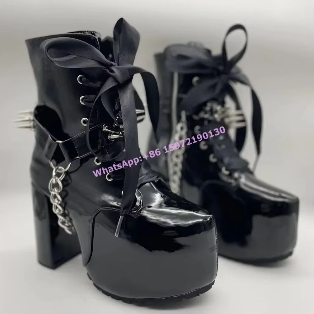 Ribbon Tie Heel - รองเท้าบูทสีดำแบบผูกเชือก ประดับหมุด โซ่โลหะ สไตล์พังก์ร็อก หรูหรา หนังแก้ว
