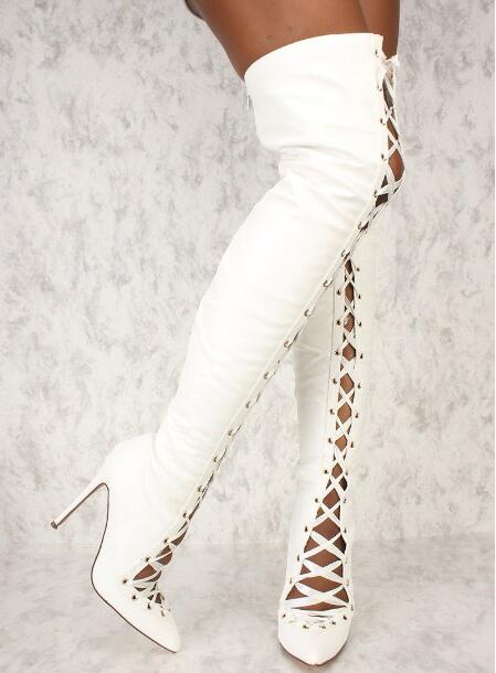 Ribbon Tie Heel - รองเท้าบูทผู้หญิงแฟชั่น สีขาวดำ หนังกลับ ผูกเชือกไขว้ ประดับริบบิ้น ยาวเหนือเข่า