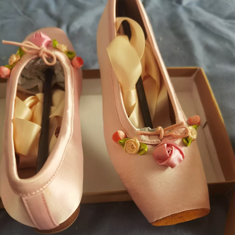 Ribbon Tie Heel - รองเท้าส้นเตี้ยแบบแมรี่เจนสีชมพูผ้าซาตินหัวเหลี่ยมประดับดอกกุหลาบและริบบิ้นผูกโบว์ รองเท้าบัลเล่ต์แบบสวม สำหรับงานปาร์ตี้และงานแต่งงาน