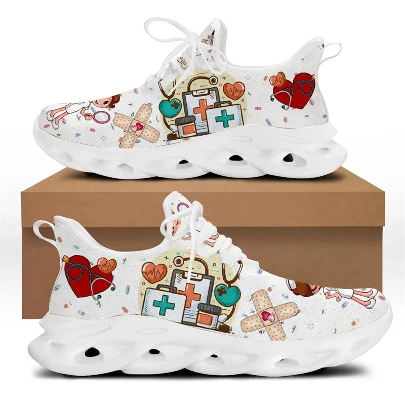 Women'S Shoes Nursing - รองเท้าพยาบาลสีขาวสำหรับผู้หญิง ลายการ์ตูนน่ารัก รองเท้าผ้าใบสำหรับพยาบาล ดีไซน์แบรนด์ ลายพิมพ์ทางการแพทย์ น้ำหนักเบา