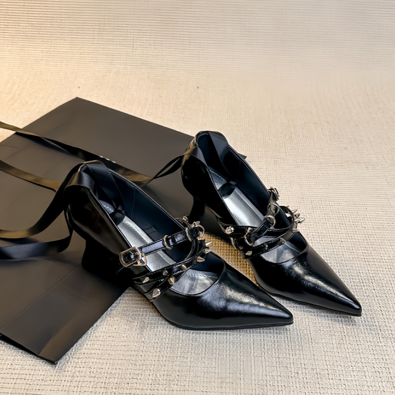 รองเท้าส้นเตารีดหัวแหลมหนังแก้ - Ribbon Tie Heel บทวิจารณ์และราคา